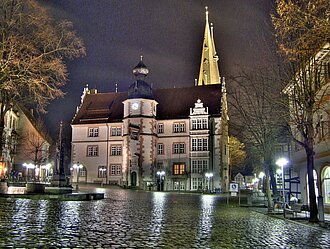 Das Alfelder Rathaus bei Nacht © Peter Leußner