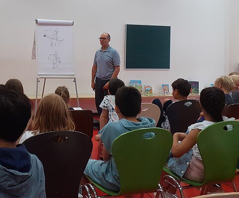 Bürgerschule Alfeld: Ingo Siegner zeichnet den Drachen Kokosnuss Bürgerschule Alfeld: Ingo Siegner zeichnet den Drachen Kokosnuss