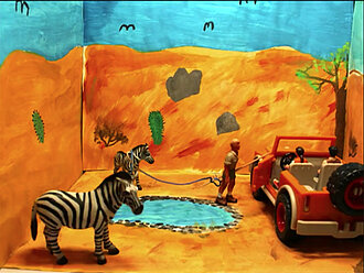 Screenshot mit Zebras aus einem von Jugendlichen erstellten Film über das Alfelder Tiermuseum. © Archiv Stadt Alfeld (Leine)