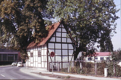 So gestaltete sich die Verkehrssituation in der hannoverschen Straße Höhe des Fagus Werkes bis Anfang der 1980er Jahre. St