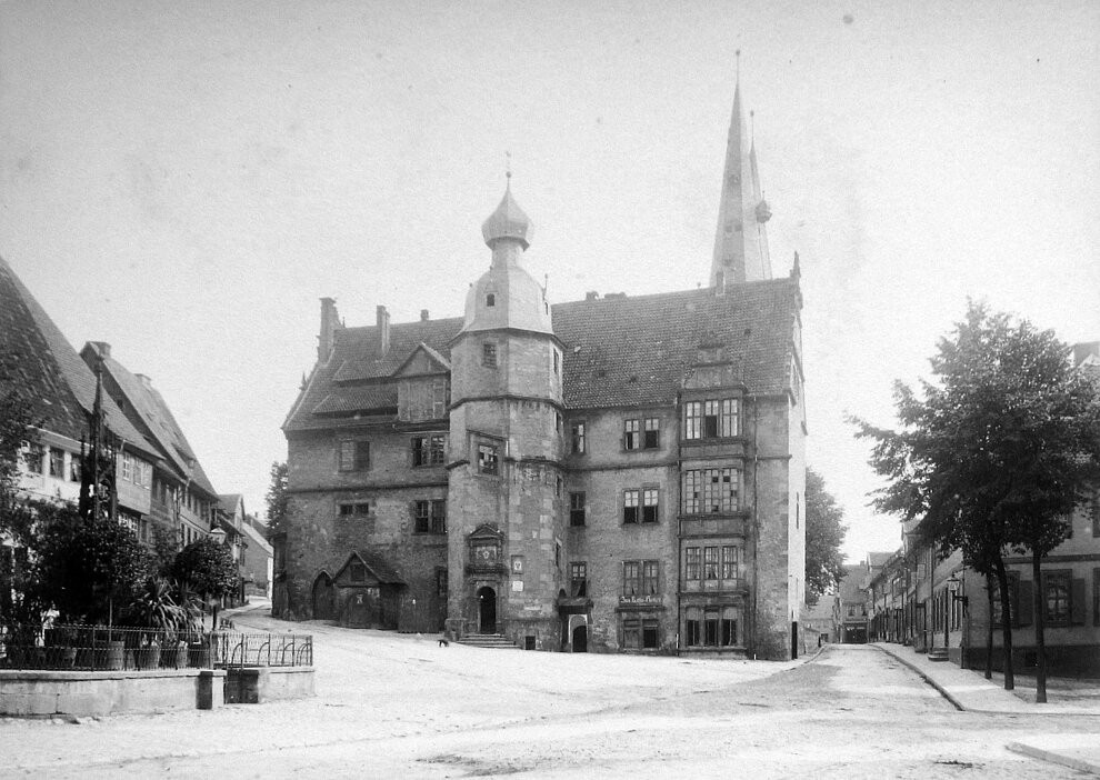 Historische Aufnahme des Alfelder Rathauses. Das Bild ist am 18.09.1874 entstanden. Historische Aufnahme des Alfelder Rathauses. Das Bild ist am 18.09.1874 entstanden.