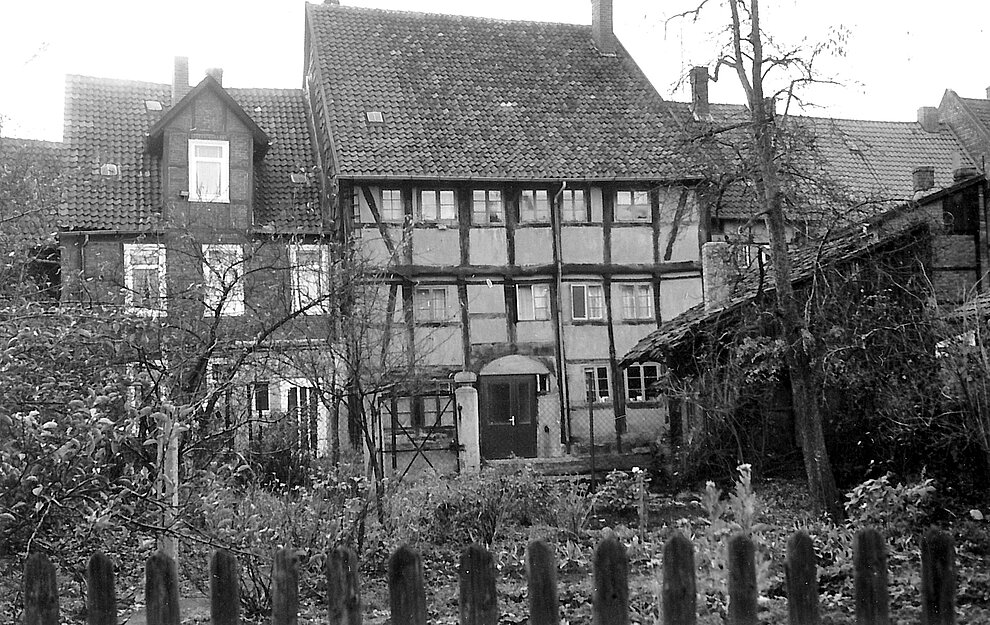 Zu den bedeutensten Alfelder Gebäuden gehört das Osten'sche bzw. das Planetenhaus. Es stammt aus der Zeit um 1612 und damit aus derselben Zeit, in der die Lateinschule entstand. Planetenhaus1960er-02-Rueckseite