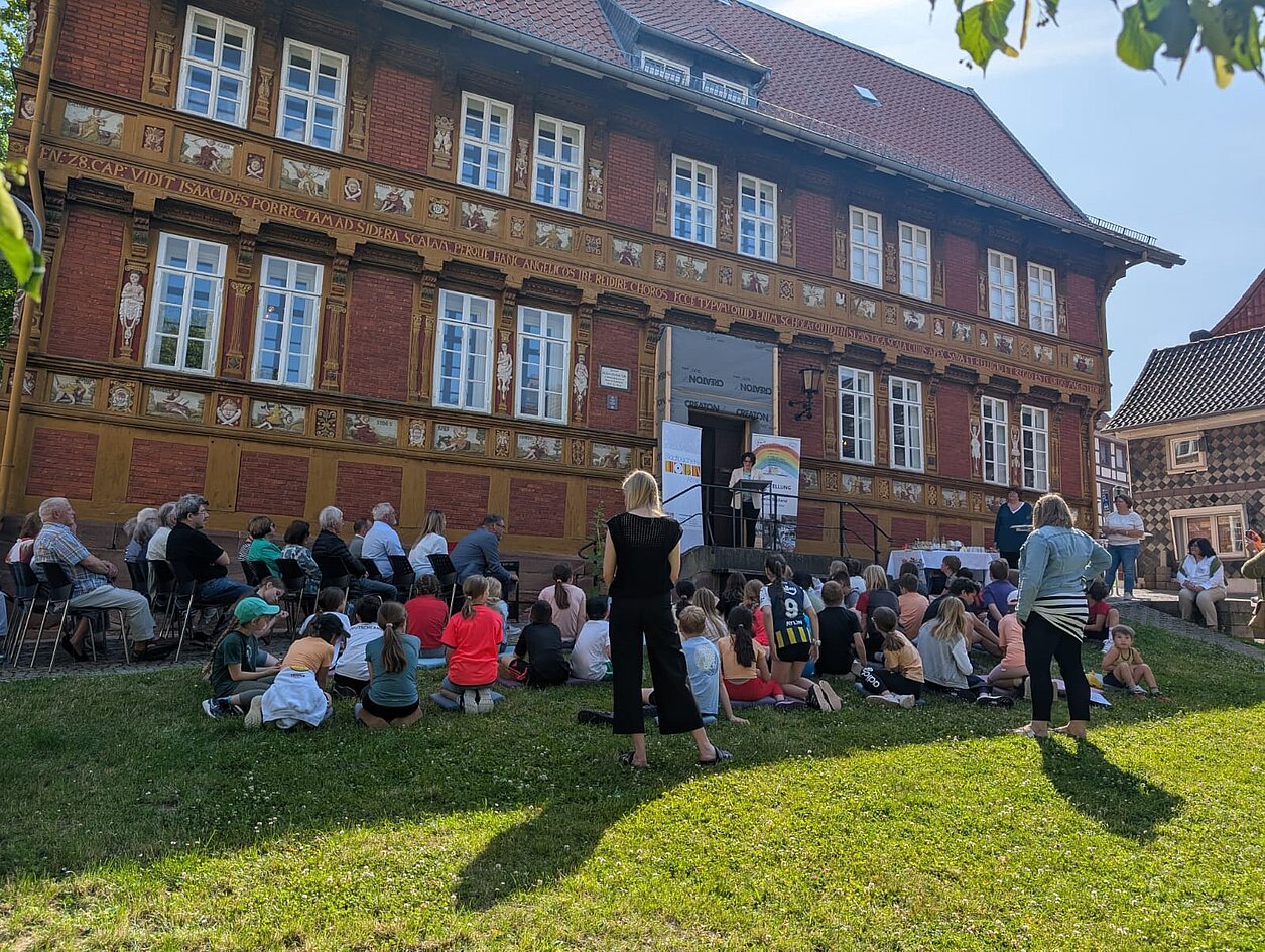 Ausstellungseröffnung „Meine Bürgerschule – Meine Bücherei – 130 Jahre von 1895 – 2025“ bei schönstem Sonnenschein vor dem Stadtmuseum Bild_1_Ausstellungseroeffnung_am_13
