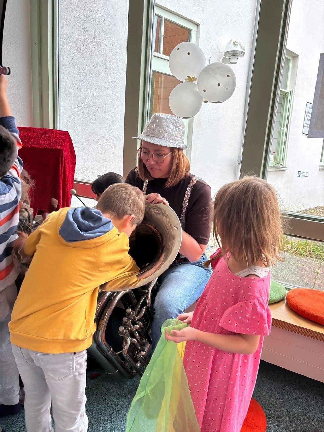Ein tiefer Blick: Was versteckt sich denn hier noch alles? Zirkuswoche_zum_Weltkindertag_Adam_und_seine_Tuba_Stadtbuecherei_Bild_4_Tubablick