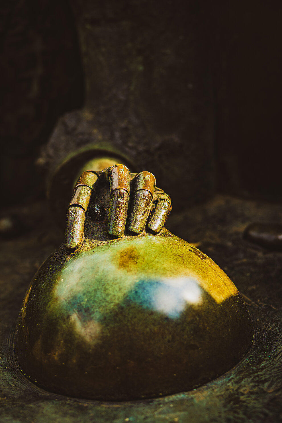 Ein Detailfoto des Fotografen Alexander Augsten. Es zeigt ein interessantes Detail, zu finden in der Alfelder Innenstadt. Können Sie entdecken, wo dies zu finden ist? Die_Zeit_und_ihre_Geister_-_Detailansicht_Alfeld__c__Alex_Austen-6450