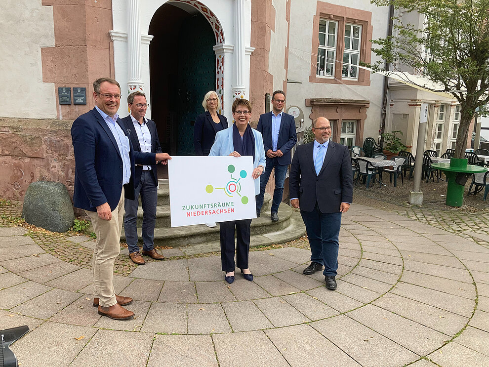 Eine Gruppe Menschen vor dem Alfelder Rathaus, Fördermittelübergabe am 10. August 2021