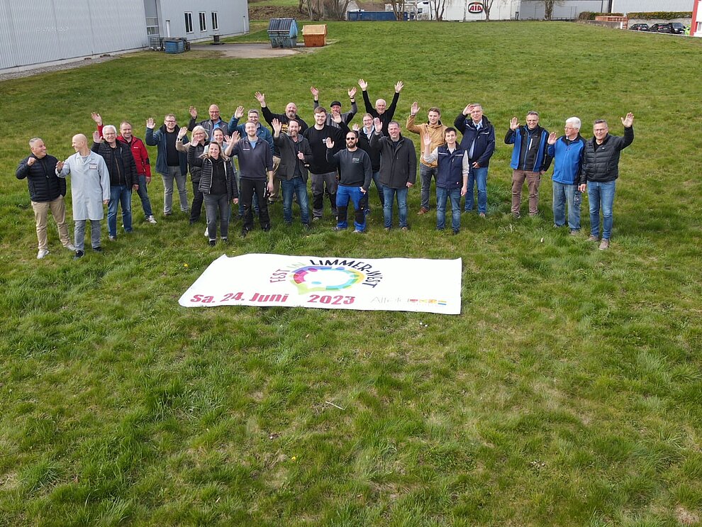 Über 50 Betriebe unterstützten das Fest in Limmer West im Jahr 2023! Hier winken freundliche Menschen, die an der Vorbereitung beteiligt waren... WhatsApp_Image_2023-04-14_at_12
