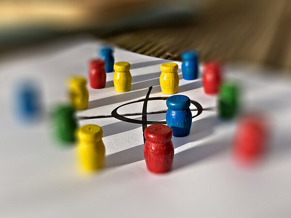 Illustration zum Thema Wahlen, Spielfiguren und ein angekreuzter Kreis ©  HGScharf