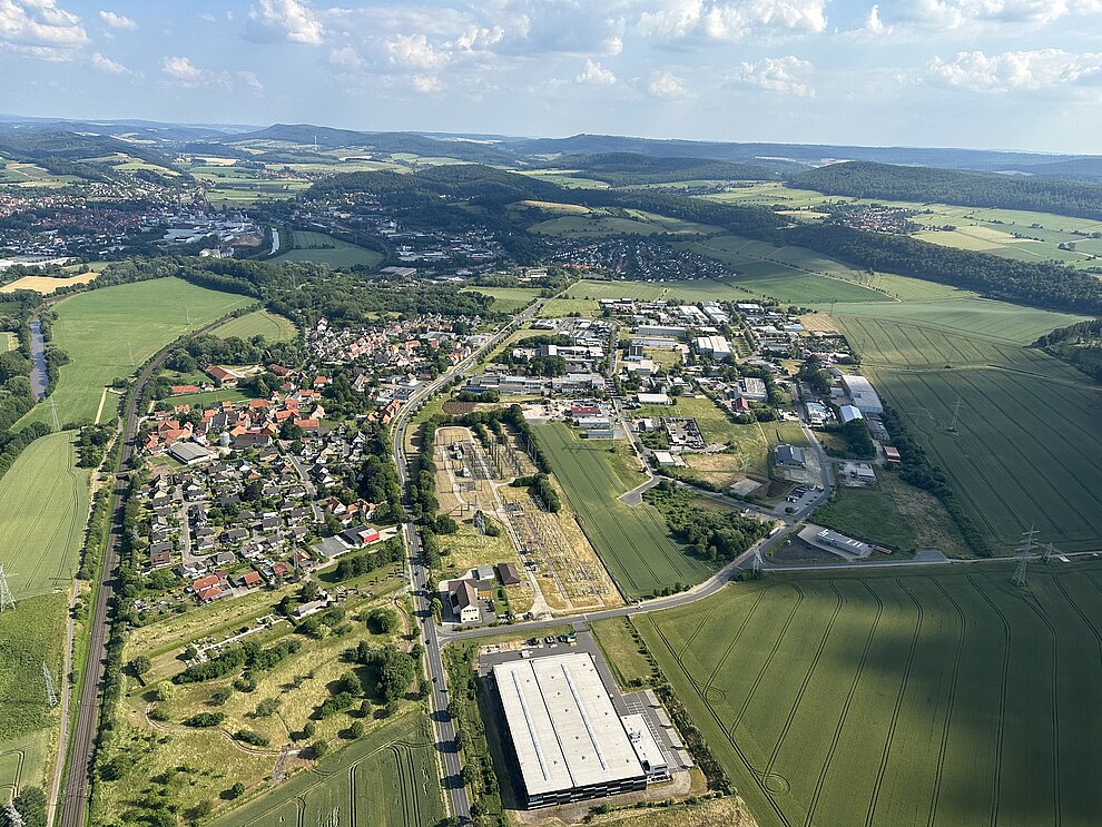 Luftbild vom Gewerbegebiet Limmer West -entstanden während der Hubschrauberrundflüge beim FILW 2023. Mittlerweile hat sich baulich viel getan - es sind etliche neue Betriebe hinzugekommen...© HG Scharf 2023_Limmer_West_Luftbild__c__HG_Scharf