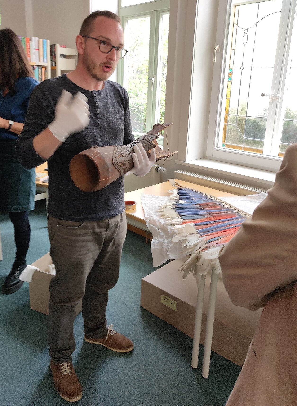Dr. Christian Riemenschneider vom Landschaftsverband Südniedersachsen im Gespräch mit einer Besucherin. In der Hand hält er eine Kundu, eine sogenannte Sanduhr-Trommel aus Papua-Neuguinea. Das Museum Alfeld erhielt sie vor Jahrzenten von einer Alfelder Bürgerin als Geschenk. Christian_Riemenschneider_Foto_Presse