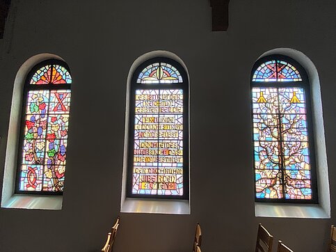 Blick auf die übrigen drei Kapellenfenster