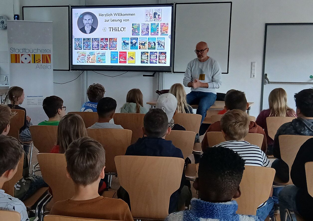 Der beliebte Kinderbuchautor THiLO stellt in der Dohnser Schule seine zahlreichen Bücher vor 1_Der_beliebte_Kinderbuchautor_THiLO_stellt_in_der_Dohnser_Schule_seine_Buecher_vor