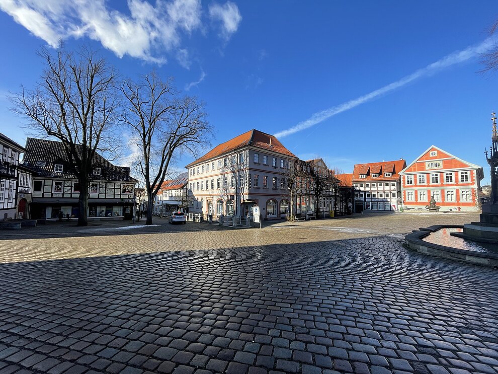 Blick über den Alfelder Marktplatz Richtung BürgerAmt und Stadtkasse © Schütz & Quintel 2021-01-31_Marktplatz__c__Quintel_Schuetz
