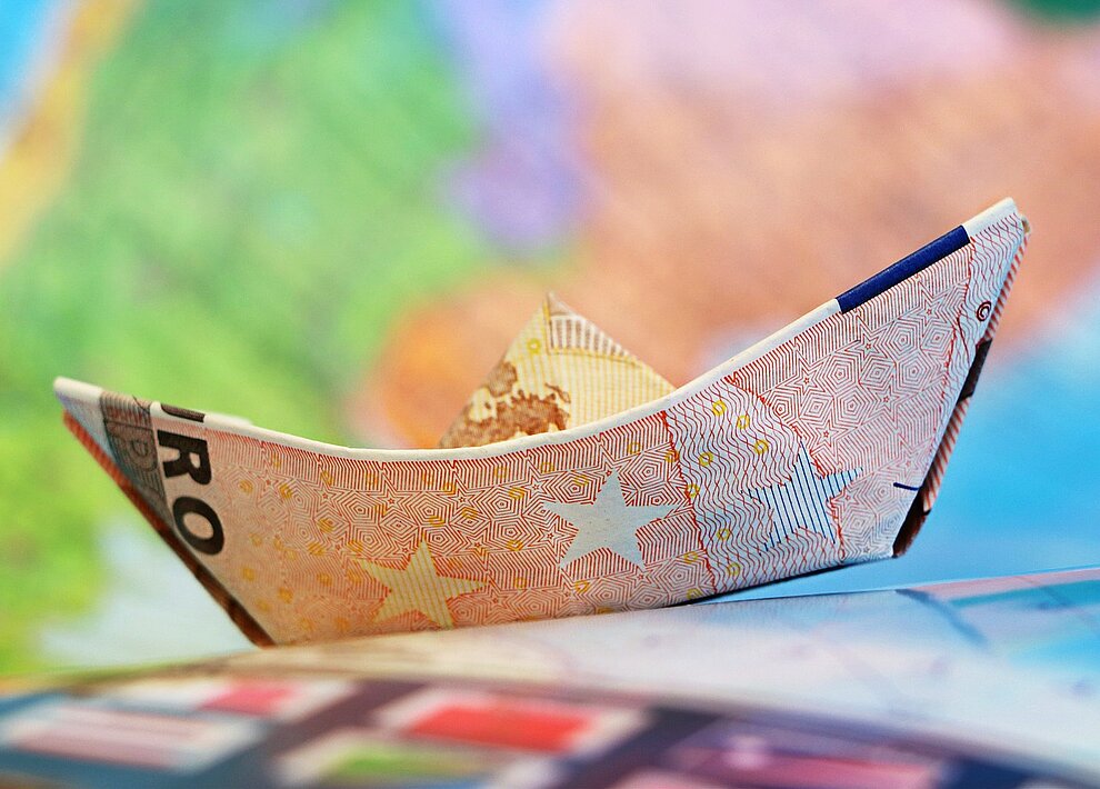Zu den Abgaben gehören Steuern, Beiträge, Gebühren und Entgelte Bild eines gefalteten 50-Euro-Scheins in Schiffform