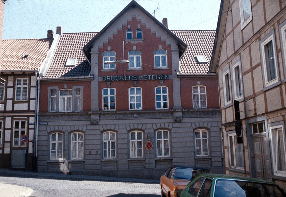 Das vorliegende Gebäude wurde 1902 vollendet. Hier zu sehen auf einer Aufnahme von 1976. Stegen1976-01