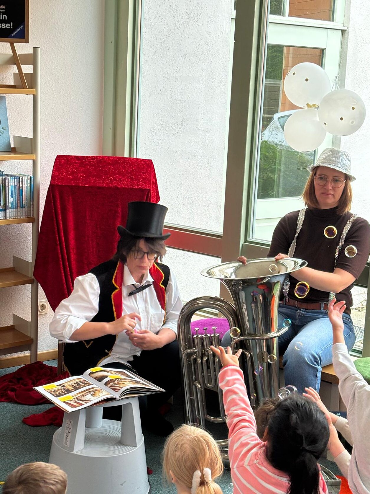 Sogar mit Seifenblasen: Diese Tuba sorgt für großes Staunen! Zirkuswoche_zum_Weltkindertag_Adam_und_seine_Tuba_Stadtbuecherei_Bild_3_Seifenblasen