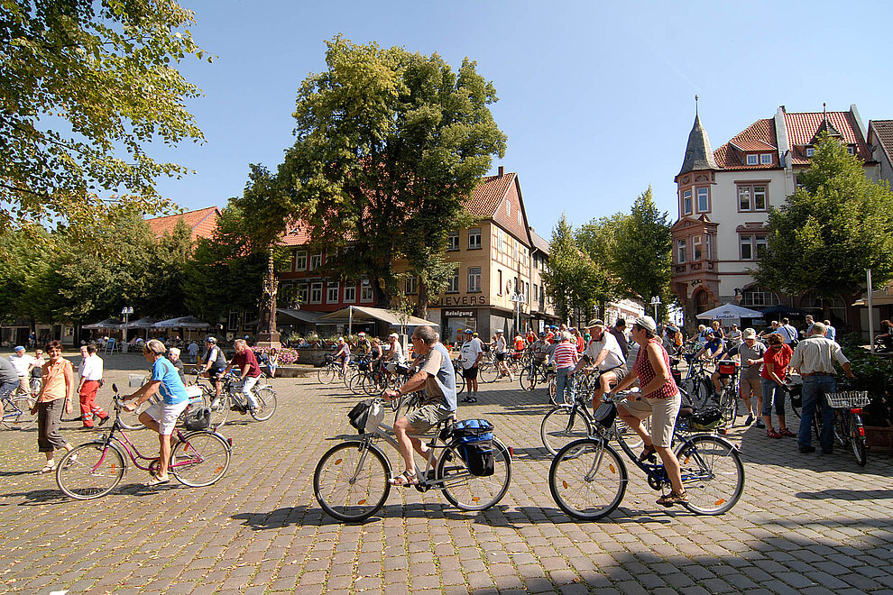 AlfeldMarktplatzRadfahrer1