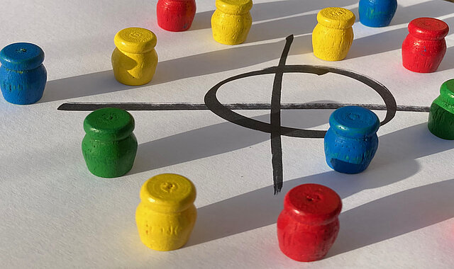 Illustration zum Thema Wahlen, Spielfiguren und ein angekreuzter Kreis ©  HGScharf