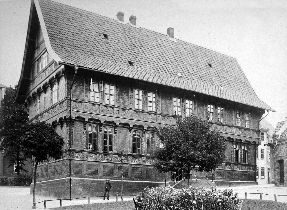 Die alte Lateinschule von 1612, hier in einer Aufnahme vom 18. September 1890. AlteLateinschule1890-09-18-01