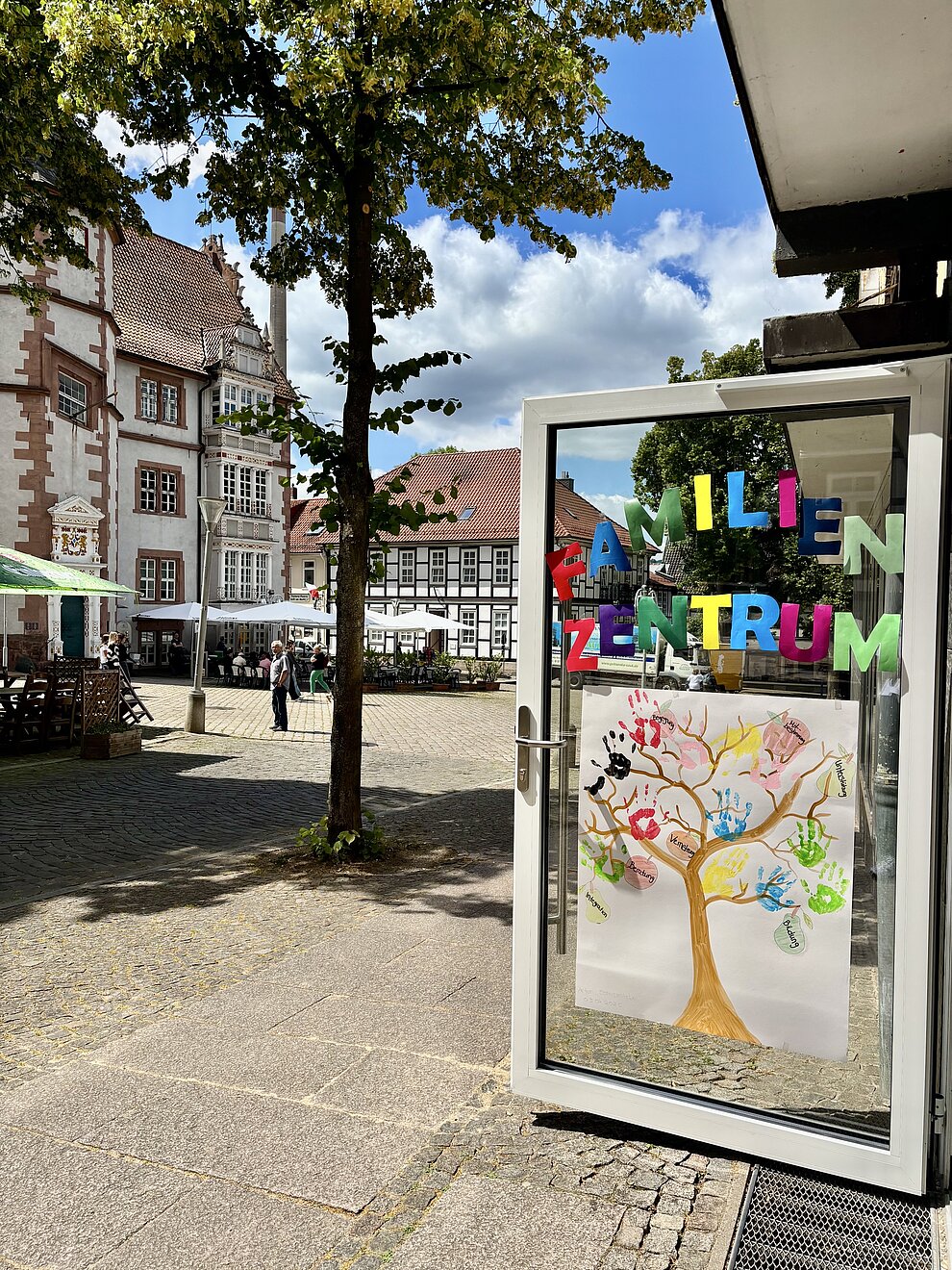 Eingangstür mit Blick auf das Rathaus Bild_Tuer