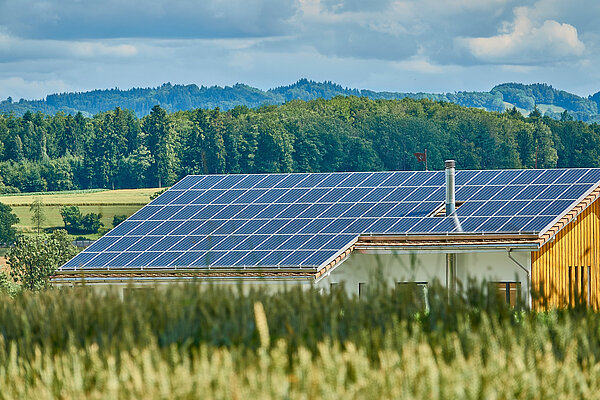 Ein Dach mit Solaranlage in grüner Landschaft © RoyBuri, pixabay