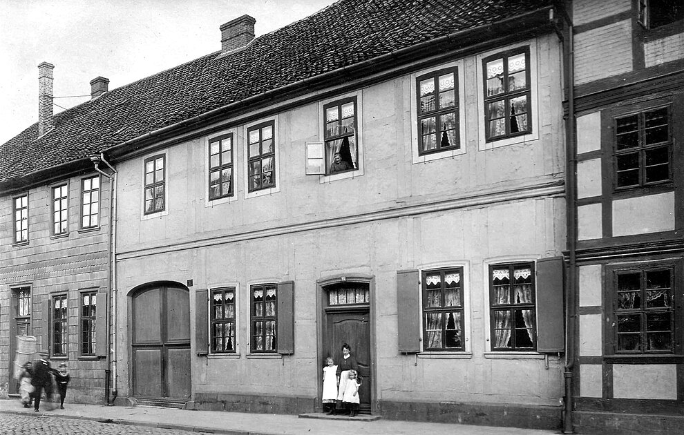 Von hier aus Begann der Aufstieg Alfelds als Sitz eines weltumspannenden Tierhandelsimperiums. Das Haus des Tierhändlers Reiche an der Holzer Straße Nummer 15. HolzerStr1910er-06-_Nr