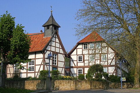 Die Kapelle wurde - wie das Siechenhaus - 1982 von ihrem angestammten Platz vor den Toren Alfelds in das Stadtzentrum umgesetzt. Eingebettet zwischen der Alfelder Stadtkirche St. Nicolai, der Superintendentur und der alten Lateinschule bildet sich hier eine "Traditionsinsel". Sankt-Elisabeth-Alfeld