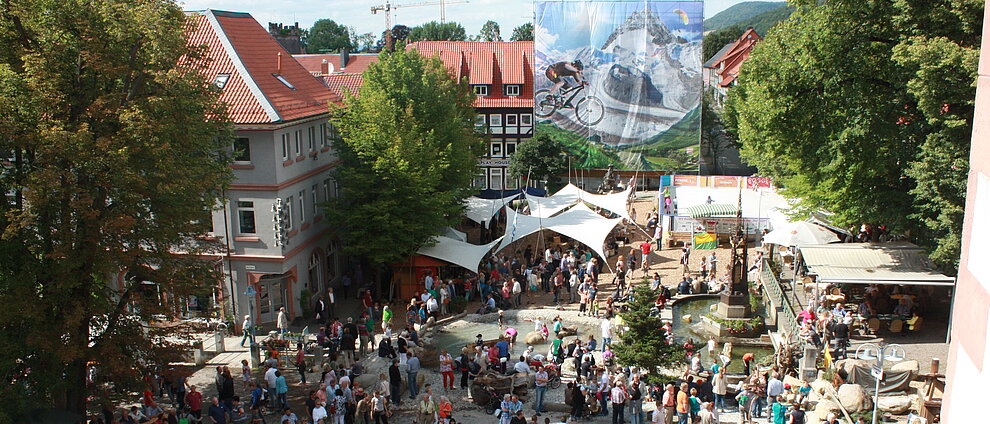Ein besonderer Blick auf den Marktplatz: die Bergwelt war eine Ab in die Mitte Aktion... © HG Scharf