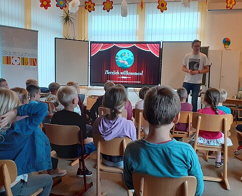 Sven Gerhardt in der Grundschule Föhrste Sven Gerhardt in der Grundschule Föhrste