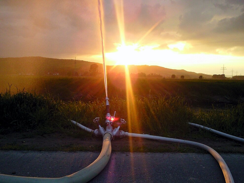 Feuerwehrschläuche vor untergehender Sonne Feuerwehrschläuche vor untergehender Sonne © Matthias Quintel
