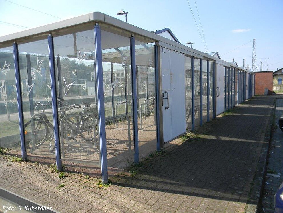 Fotoquelle: www.leinebergland-mobilitaet.de Fahrradabstellanlage am Bahnhof
