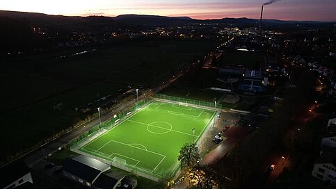 Kunstrasen in Alfeld bei Nacht (Foto Firma Keller-Tersch, Schönebeck) Kunstrasen in Alfeld bei Nacht (Foto Firma Keller-Tersch, Schönebeck)
