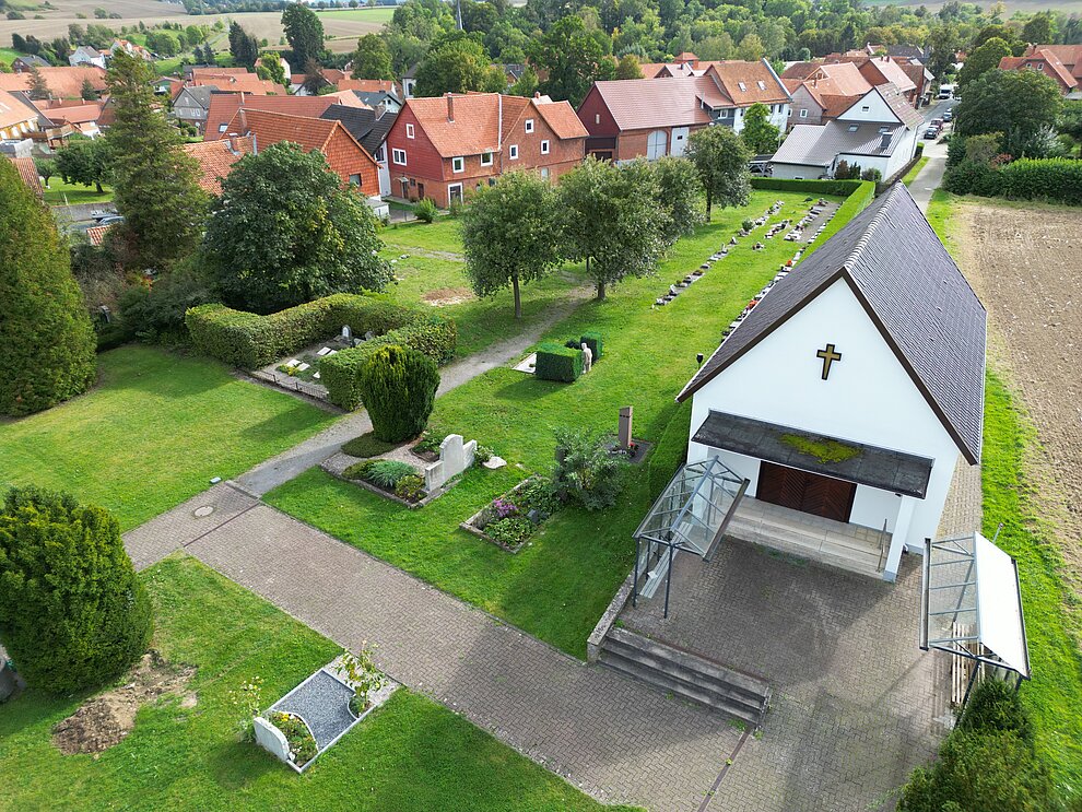 Blick auf die Friedhofskapelle in Brunkensen