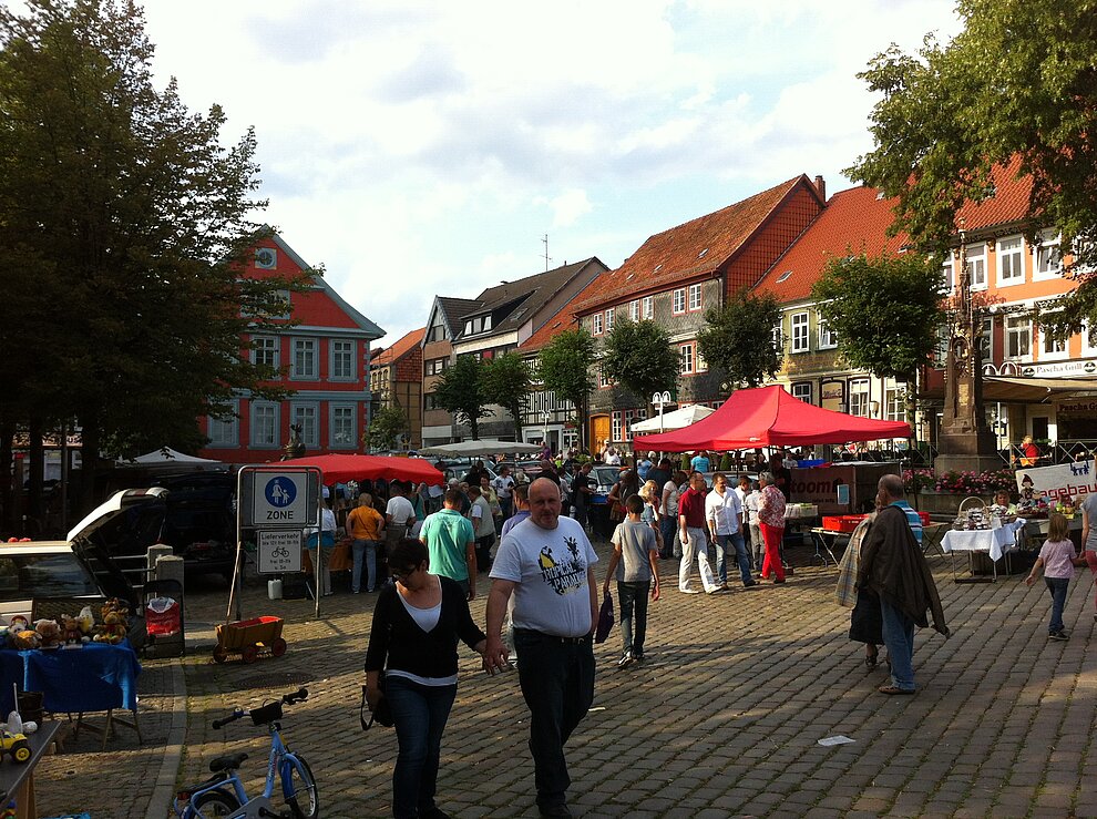 Altstadtflohmarkt auf dem Marktplatz in Alfeld (Leine) © HG Scharf Altstadtflohmarkt auf dem Marktplatz in Alfeld (Leine) © HG Scharf