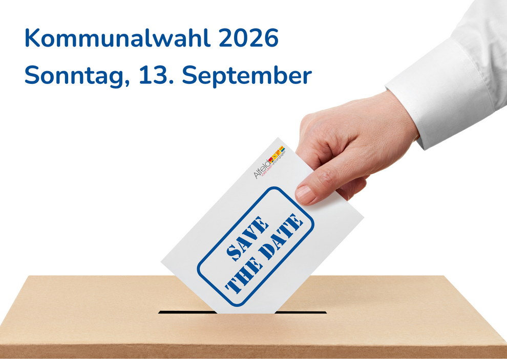 Wahlurne mit Einwurf "Save the Date" Umschlag für Kommunalwahl 2026 Save the Date Hinweis Kommunalwahl 2026