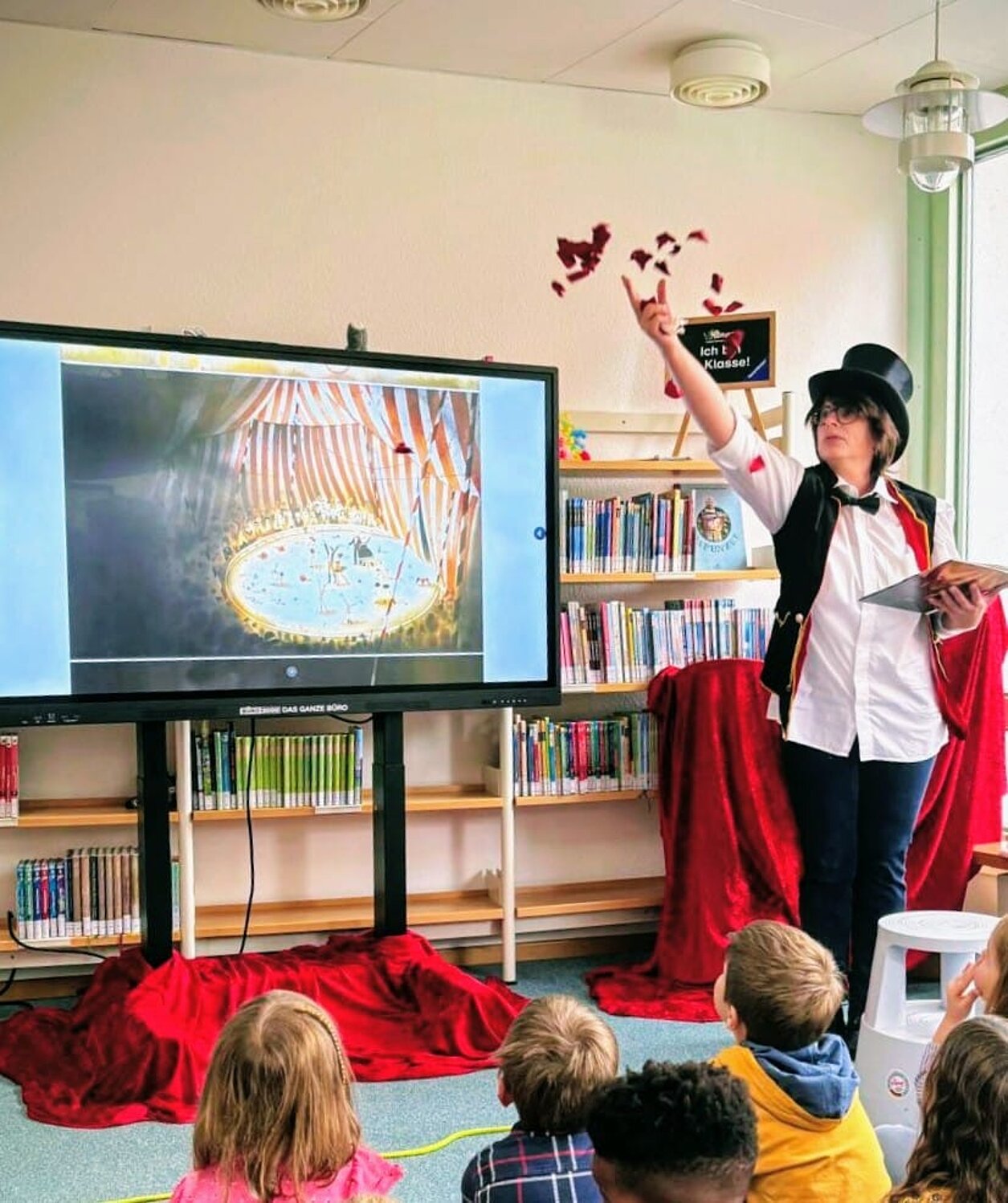 Zirkuszauber: Auch im kleinsten „Zirkuszelt“ können die schönsten Dinge entstehen! Zirkuswoche_zum_Weltkindertag_Adam_und_seine_Tuba_Stadtbuecherei_Bild_2_Zirkuszauber-1