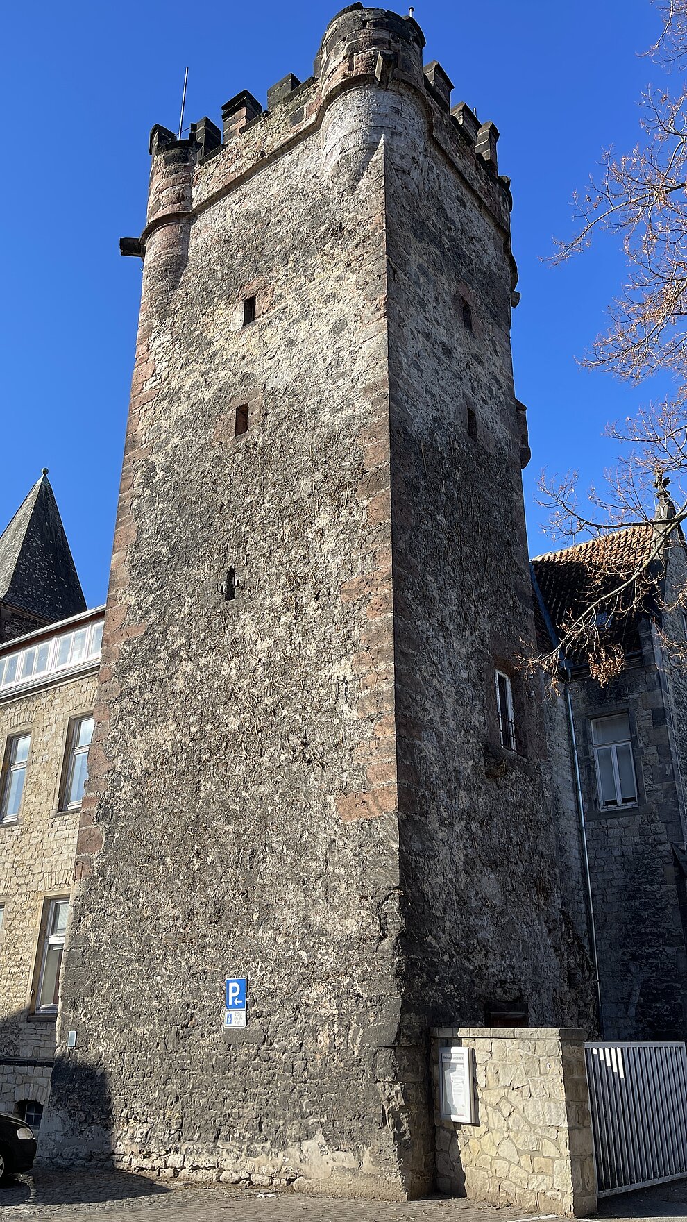 Der Fillerturm in der Ständehausstraße ist der einzig erhaltene Wehrturm. 88 Stufen im Inneren führen auf die Besucherplattform des 22,32m hohen Befestigungsturms. Der Wehrturm hat einen quadratischen Grundriss mit 7,10m Seitenlänge und besteht im Inneren aus drei Geschossen. Fillerturm2023-01-Ohne_Efeu