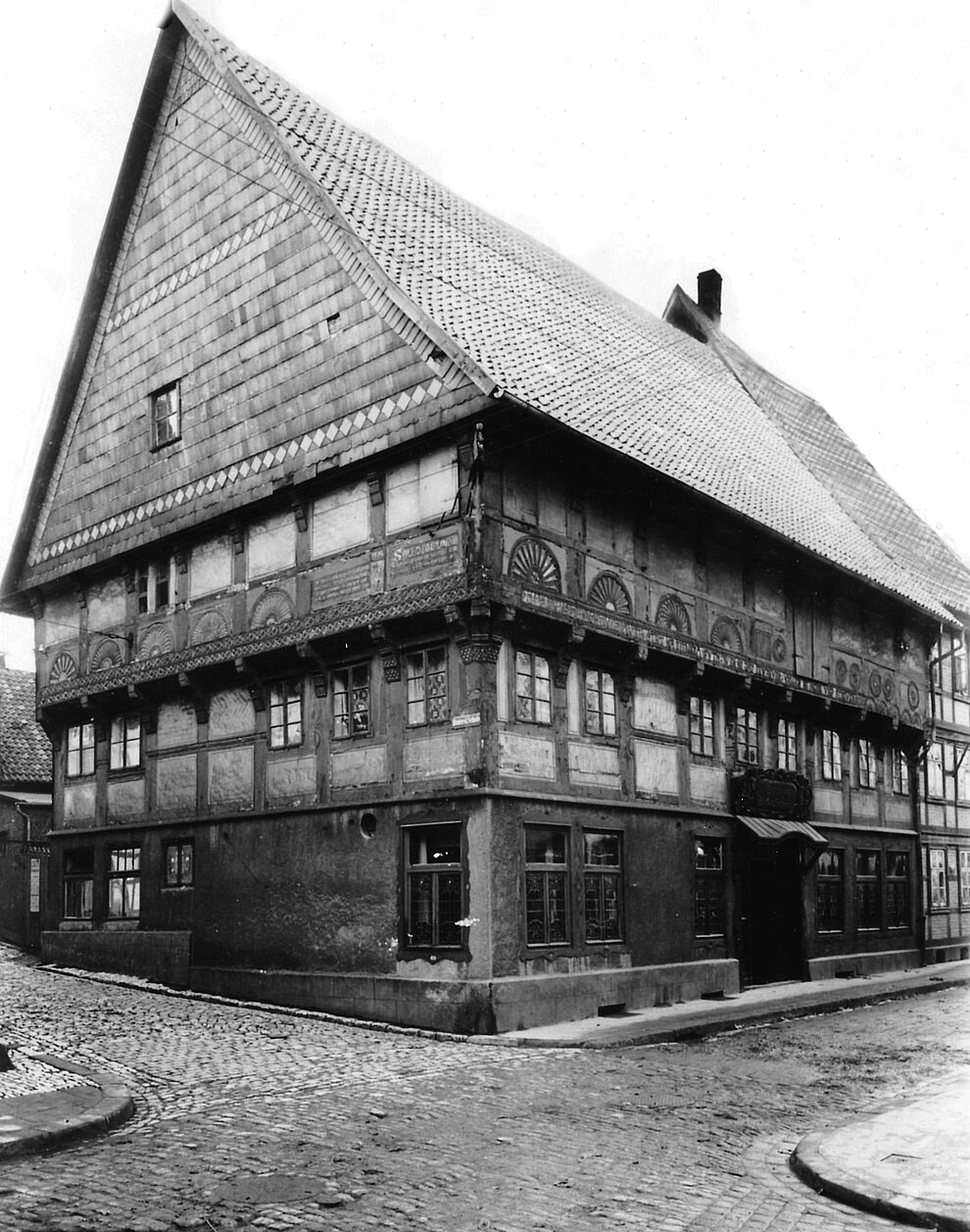 Die Bürgerschänke entstand wahrscheinlich in der Mitte des 16. Jahrhunderts und zeigt an seiner reich verzierten Fassade Schmuckformen wie Kreise, Halbkreisbögen mit Strahlenteilung und Darstellungen von Handwerksgeräten für die Lederbearbeitung. Buergerschaenke1930er-01
