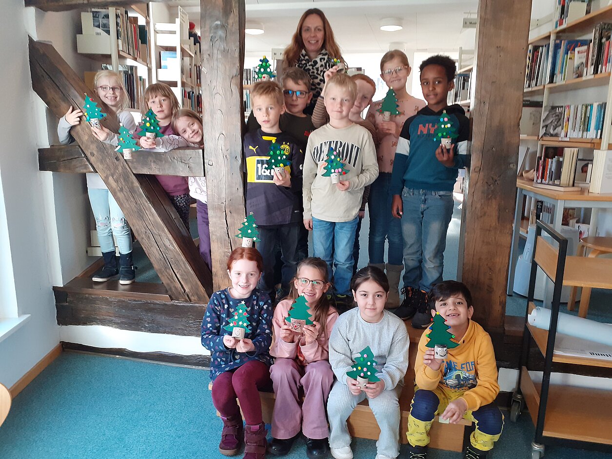 Die 1. Klasse der Grundschule Föhrste mit ihrer Klassenlehrerin und Schulleiterin Kristin Wöhler präsentiert die selbst gestalteten Weihnachtsbäume Bild_2_Vorlesetag_2025_Schildkroetenklasse_GS_Foehrste_1