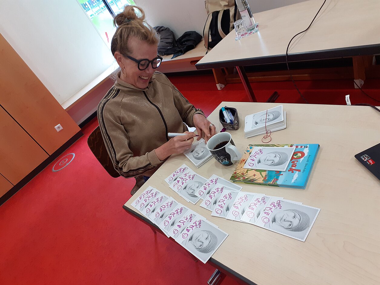 Anna Lott schreibt Autogramme für die Bürgerschulkinder Bild_2_Anna_Lott_schreibt_Autogramme_fuer_die_Buergerschulkinder-1