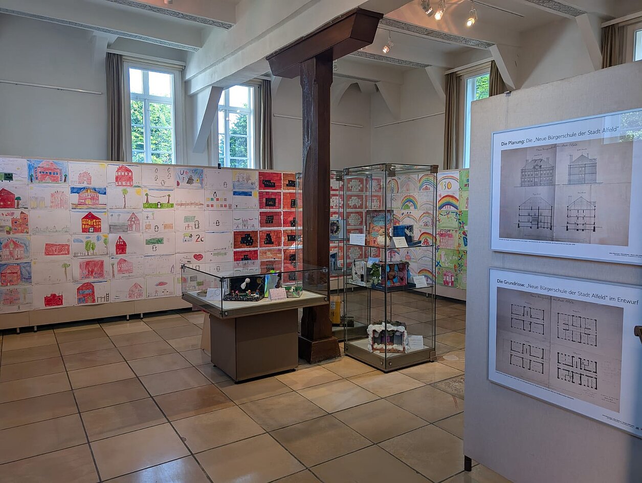 Einblicke in die Ausstellung Meine Bürgerschule – Meine Bücherei – 130 Jahre von 1895 – 2025“ Bild_2__Einblicke_in_die_Ausstellung_Meine_Buergerschule_Meine_Buecherei-1