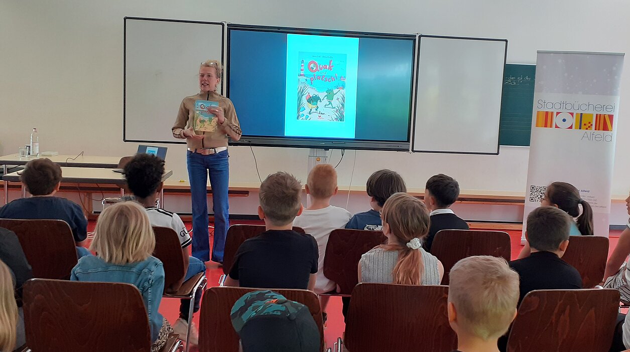 Anna Lott liest aus „Quak und platsch“ in der Bürgerschule Bild_1_Anna_Lott_liest_aus_Quak_und_platsch_in_der_Buergerschule