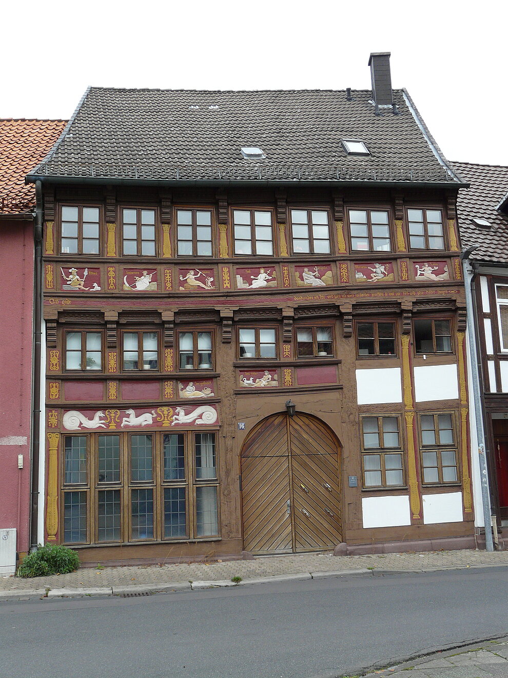 Um 1880 erhielt das Haus einen Schieferbehang, der die darunter liegenden kostbaren Schnitzereien verdeckte. Diese wurden erst wieder bei der kompletten Sanierung ab 1986 in seiner heutigen Pracht wieder freigelegt. 8